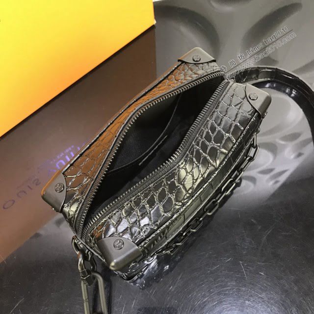 LV包包 LV新款男包 M44480 SOFT TRUNK鱷魚紋手袋 LV鏈條軟盒子挎包  ydh3665